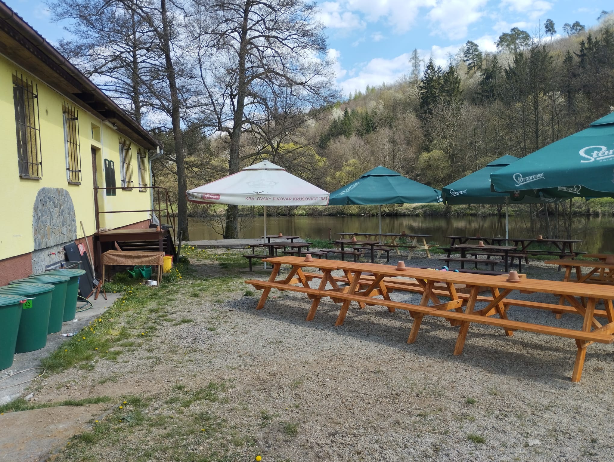 Terasa restaurace u řeky